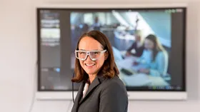 Lehrerin mit Eye-Tracking-Brille