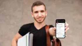 Bild: Freepik Mann zegt Handy mit Konto des #twlz